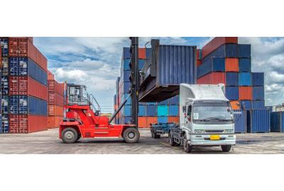 Camión y barco como tipos de transporte de mercancías internacional